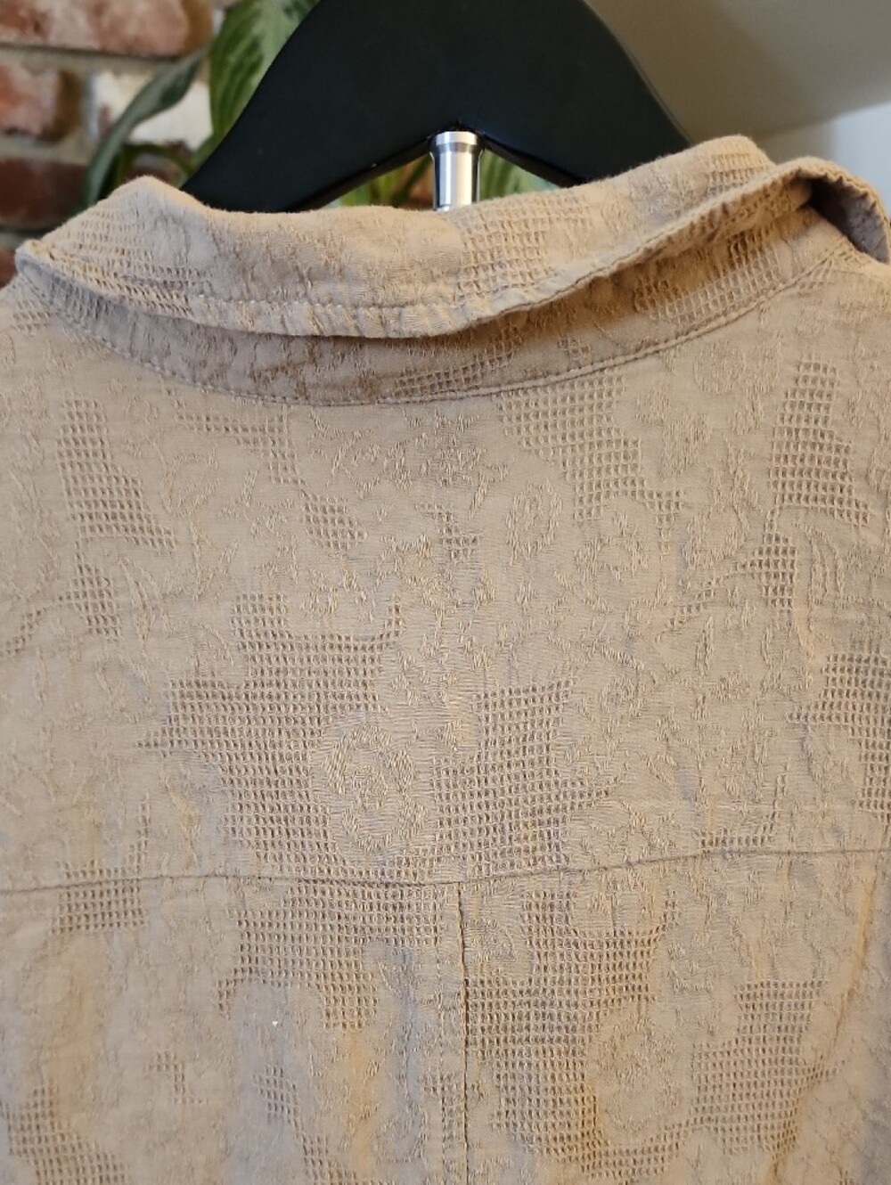 Davi & Dani Tan Crinkle Jacquard Oversized Button-Down Blouse Small - Picture 5 of 10